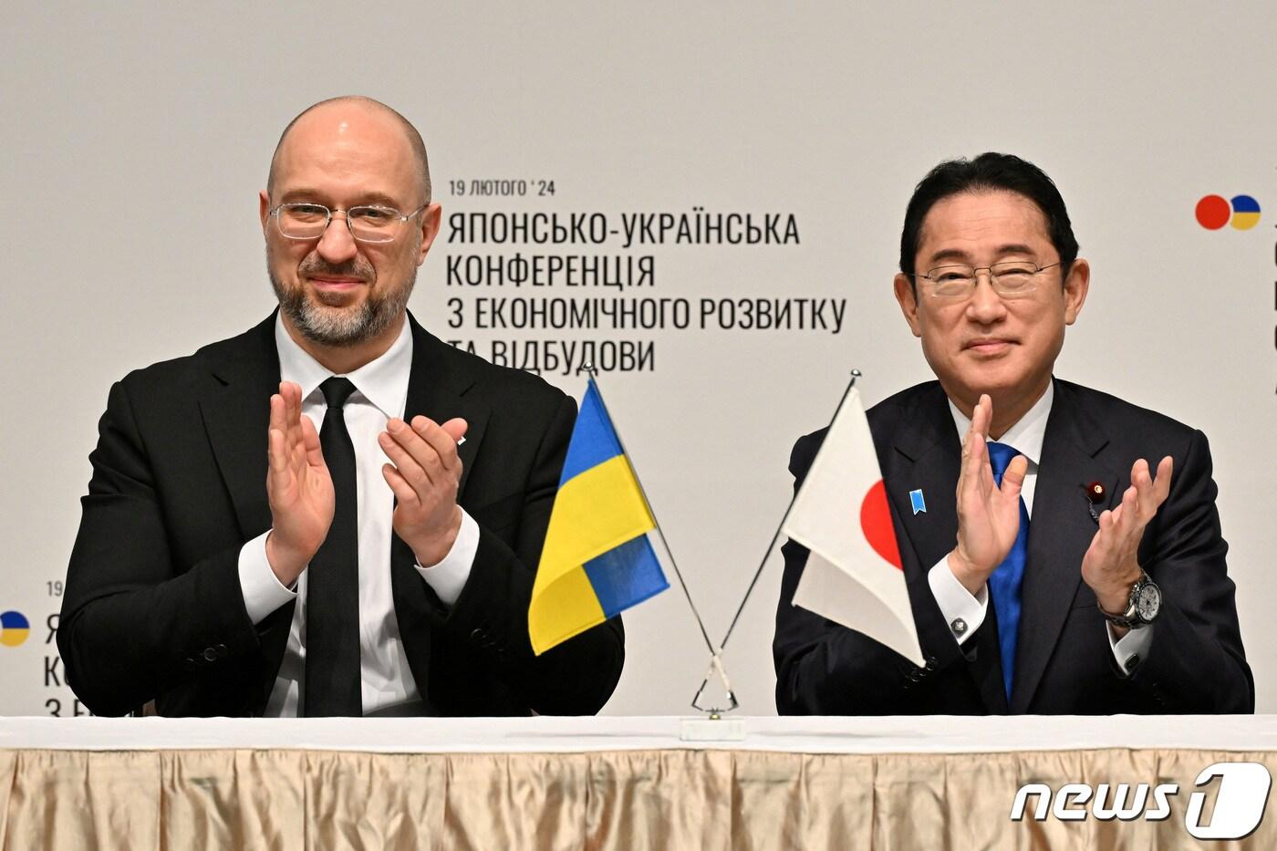 본문 이미지 - 기시다 후미오 일본 총리가 19일(현지시간) 도쿄에서 열린 일본-우크라이나 경제 부흥 추진 회의 중 데니스 슈미할 우크라이나 총리와 참석을 하고 있다. 2024. 2, 19 ⓒ 로이터=뉴스1 ⓒ News1 우동명 기자