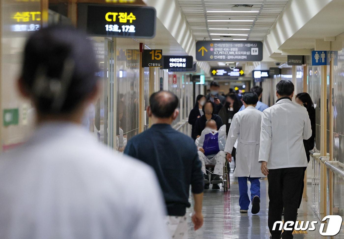 본문 이미지 - 이른바 '빅5' 병원 전공의 집단 진료중단을 앞둔 19일 오전 서울시내 한 병원에서 의료진들이 이동하고 있다. 서울대·세브란스·삼성서울·서울아산·서울성모병원 전공의 전원이 사직서를 제출하고 20일 오전 6시 이후 근무를 중단하기로 결정했다. 2024.2.19/뉴스1 ⓒ News1 장수영 기자