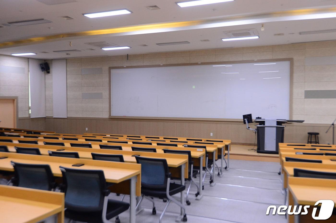 본문 이미지 - 텅 빈 전남대 의과대학 강의실/뉴스1 ⓒ News1 박지현 기자