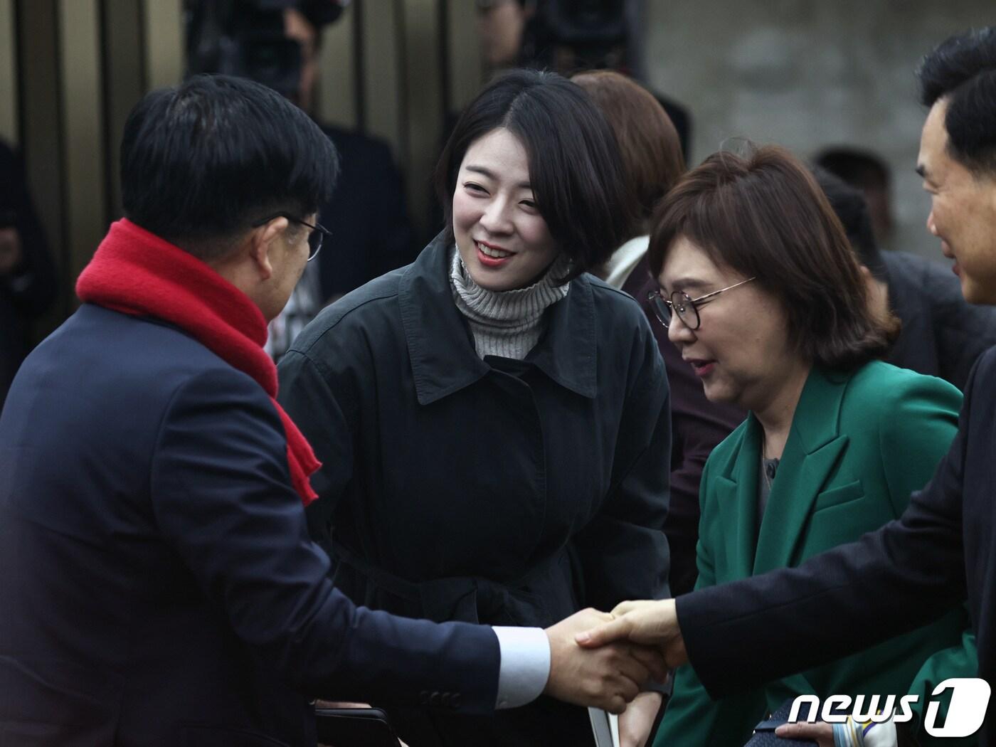 본문 이미지 - 배현진 국민의힘 의원이 19일 오후 서울 여의도 국회에서 열린 의원총회에서 동료 의원들과 인사 나누고 있다. 2024.2.19/뉴스1 ⓒ News1 구윤성 기자