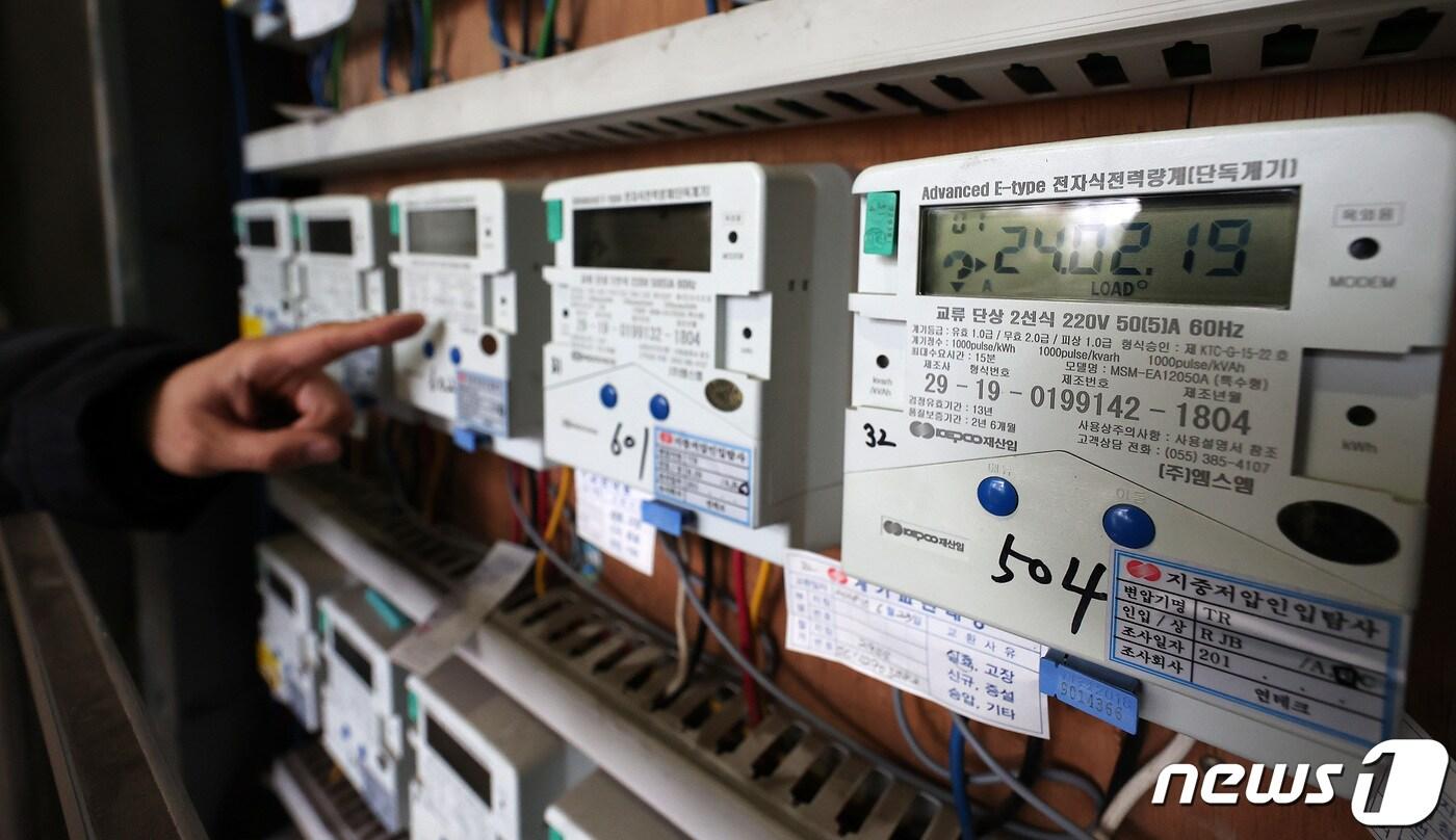 4·10 총선 이후 전기요금 인상에 무게가 실린다. 한전은 지난해 3분기부터 올해 1분기까지 3분기 연속 전기요금을 '동결'했지만 재무위기가 가중되는 상황 속 더 이상의 '요금 동결'은 어려울 것이란 전망이다. 19일 서울 시내 한 오피스텔에서 관리인이 전기계량기를 살펴보고 있다. 2024.2.19/뉴스1 ⓒ News1 김성진 기자