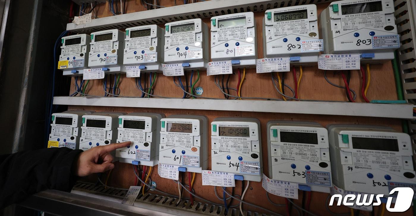 4·10 총선 이후 전기요금 인상에 무게가 실린다. 한전은 지난해 3분기부터 올해 1분기까지 3분기 연속 전기요금을 '동결'했지만 재무위기가 가중되는 상황 속 더 이상의 '요금 동결'은 어려울 것이란 전망이다. 19일 서울 시내 한 오피스텔에서 관리인이 전기계량기를 살펴보고 있다. 2024.2.19/뉴스1 ⓒ News1 김성진 기자