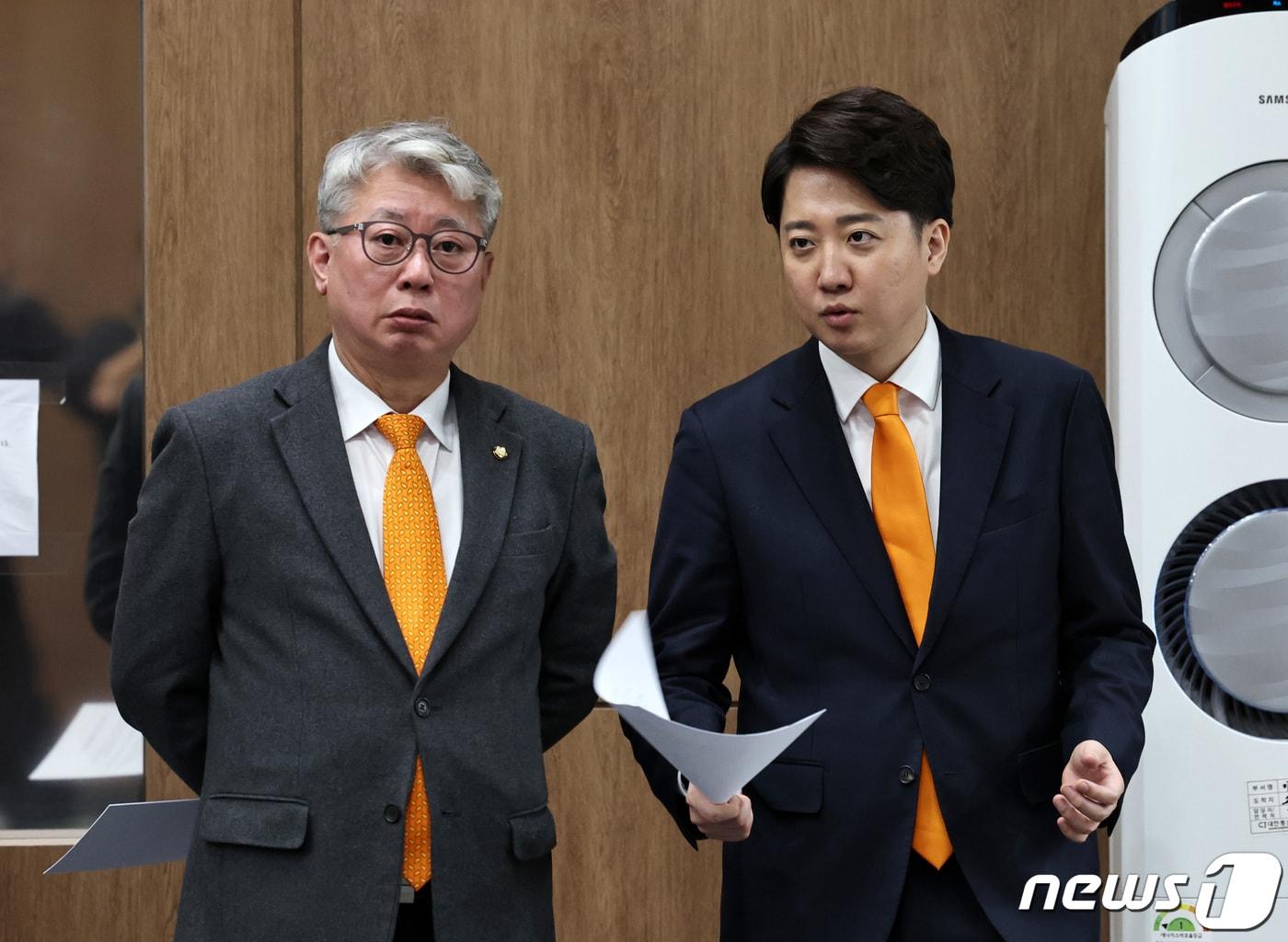 본문 이미지 - 조응천 개혁신당 경기지사 후보(왼쪽)와 이준석 당대표.  2024.2.19 ⓒ 뉴스1 구윤성 기자