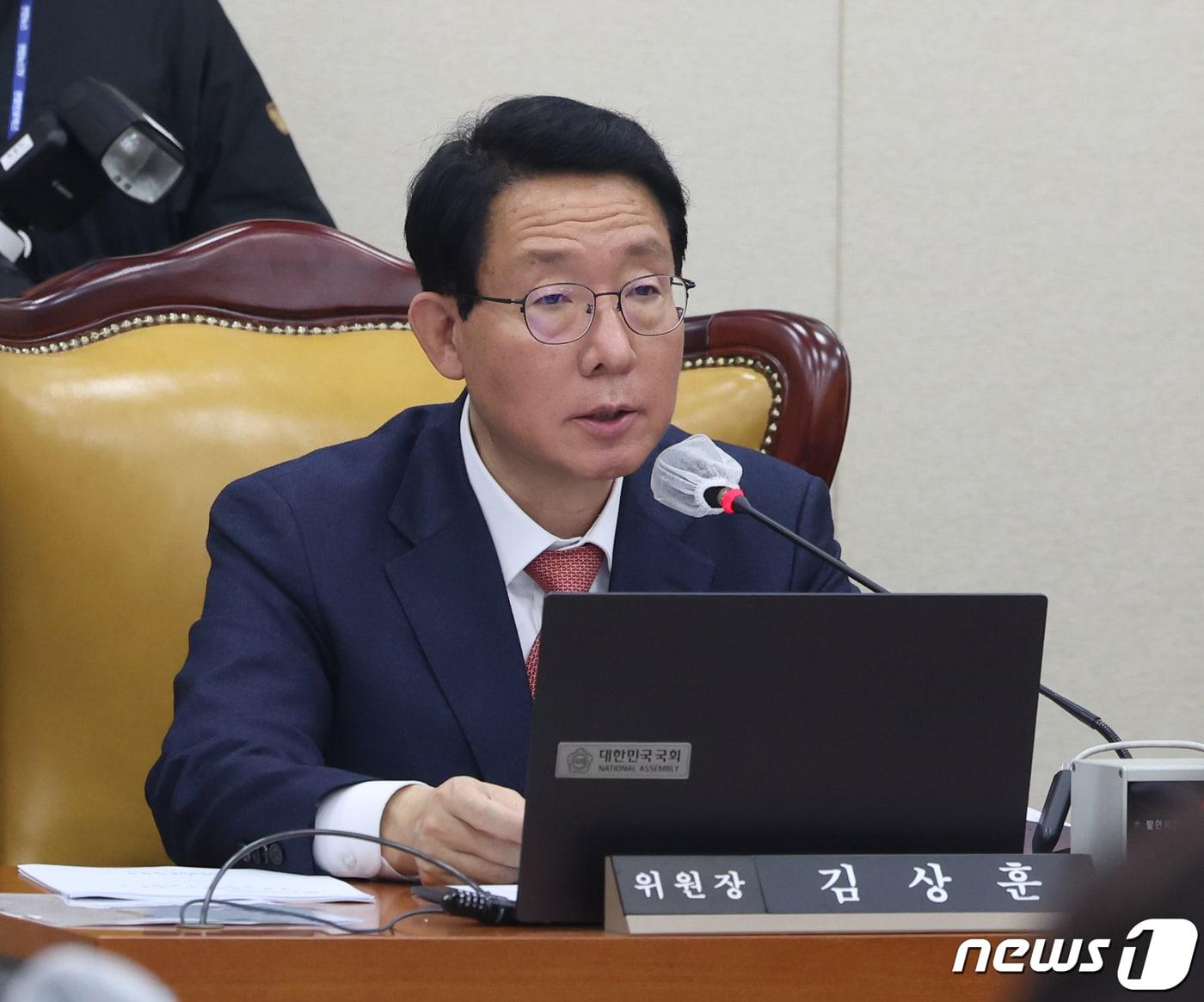 본문 이미지 - 김상훈 국회 기획재정위원장이 19일 오후 서울 여의도 국회에서 열린 기획재정위원회 전체회의에서 발언을 하고 있다. 2024.2.19/뉴스1 ⓒ News1 송원영 기자