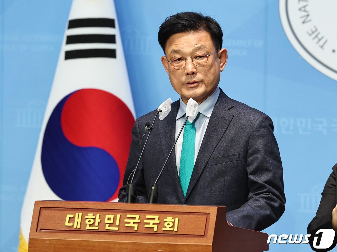 본문 이미지 - 문학진 전 더불어민주당 의원이 19일 오후 서울 여의도 국회 소통관에서 공천 관련 입장을 발표하고 있다. 2024.2.19/뉴스1 ⓒ News1 구윤성 기자