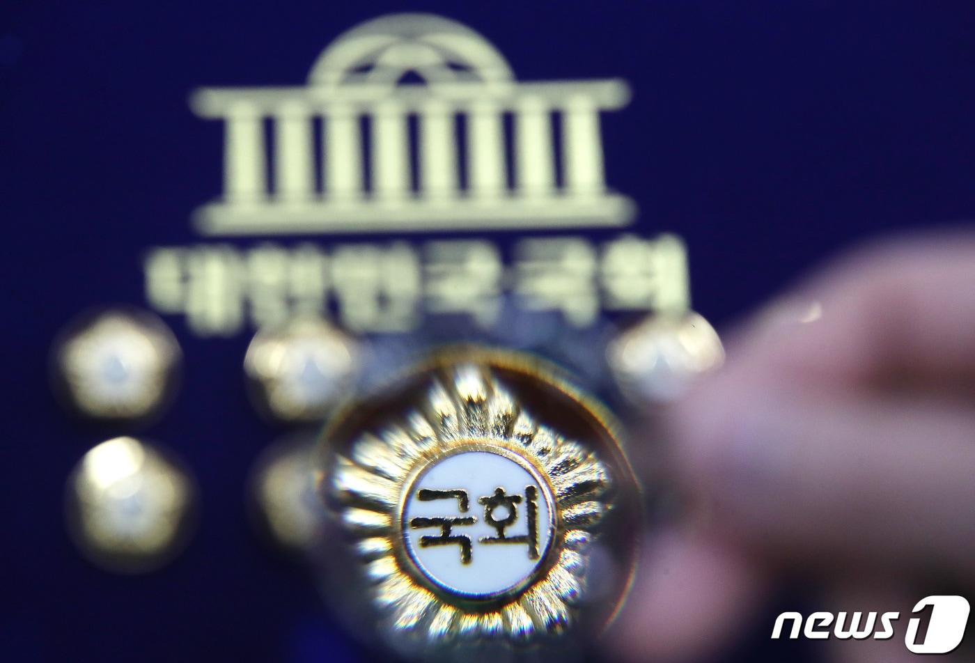 본문 이미지 - 국회의원 배지. 2024.2.19/뉴스1 ⓒ News1 