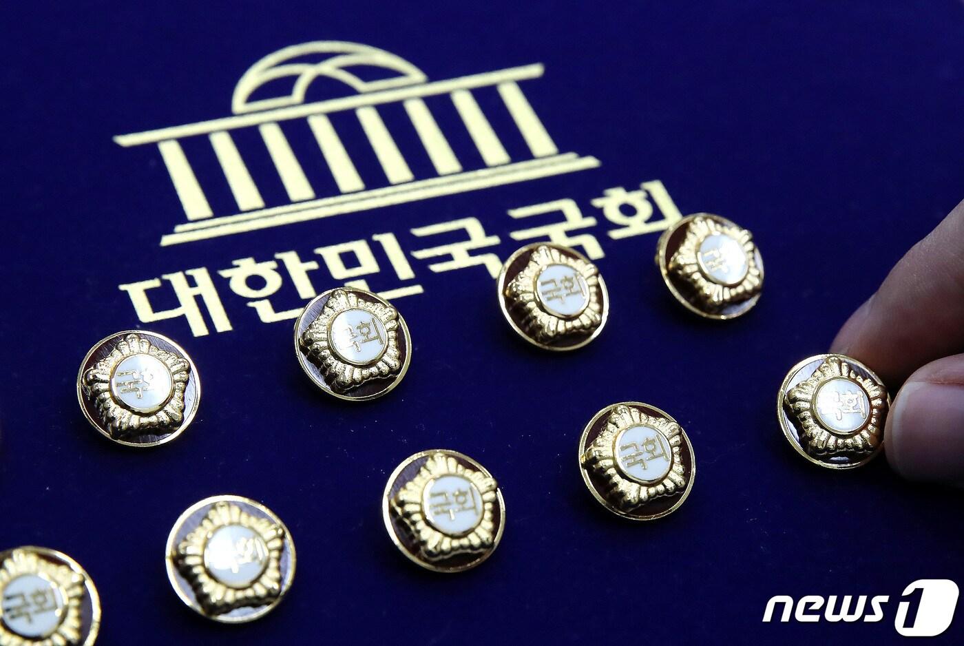 제22대 국회의원 선거(총선)를 앞두고 서울 여의도 국회 사무처에서 한 직원이 국회의원 배지를 정리하고 있다. 2024.2.19/뉴스1 ⓒ News1 임세영 기자