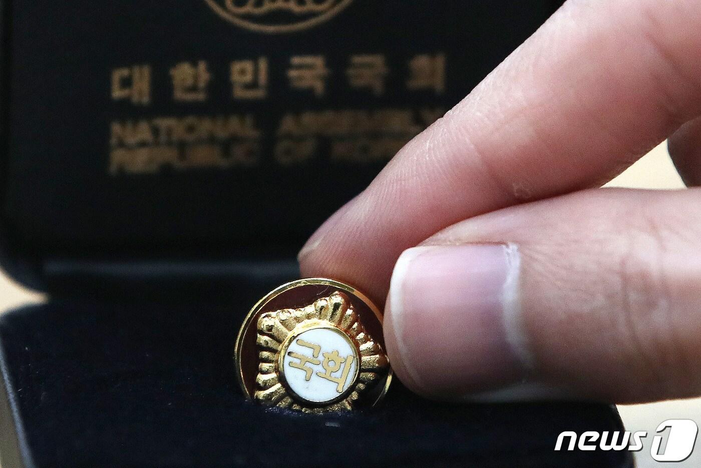 제22대 국회의원 선거(총선)를 51일 앞둔 19일 오후 서울 여의도 국회 사무처에서 한 직원이 국회의원 배지를 정리하고 있다. 2024.2.19/뉴스1 ⓒ News1 임세영 기자