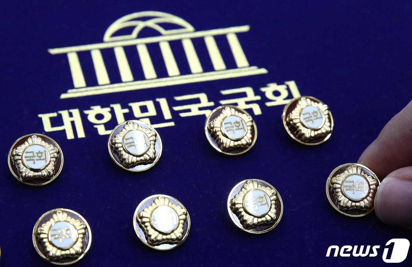 본문 이미지 - 제22대 국회의원 선거(총선)를 51일 앞둔 19일 오후 서울 여의도 국회 사무처에서 한 직원이 국회의원 배지를 정리하고 있다. 2024.2.19/뉴스1 ⓒ News1 임세영 기자