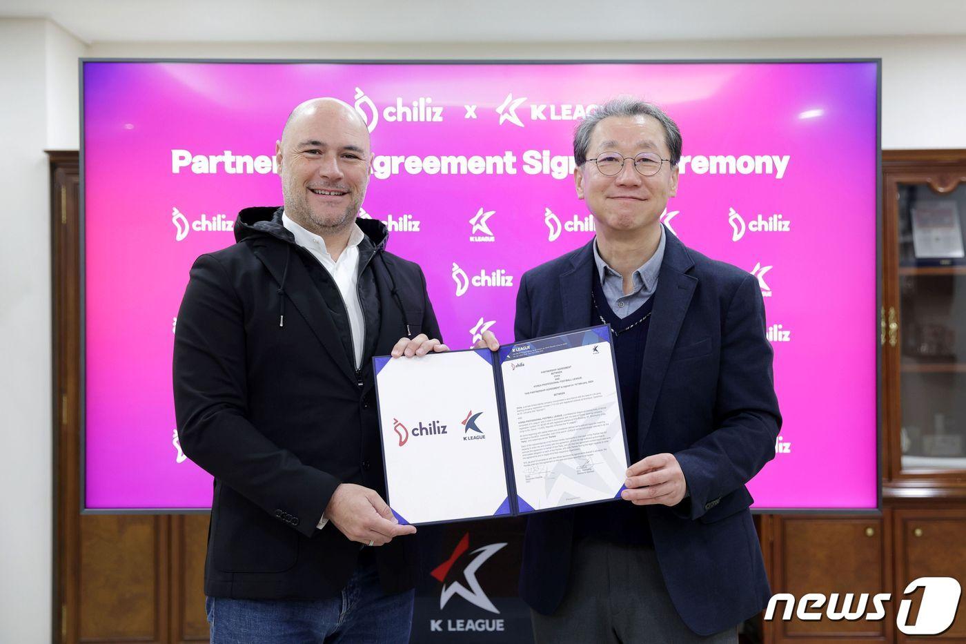 본문 이미지 - 알렉산드레 드레이푸스 칠리즈 CEO(왼쪽)와 조연상 K리그 사무총장이 19일 서울 종로구 축구회관에서 열린 업무협약식에서 협약서 서명 후 기념 촬영을 하고 있다. (칠리즈 측 자료 제공)