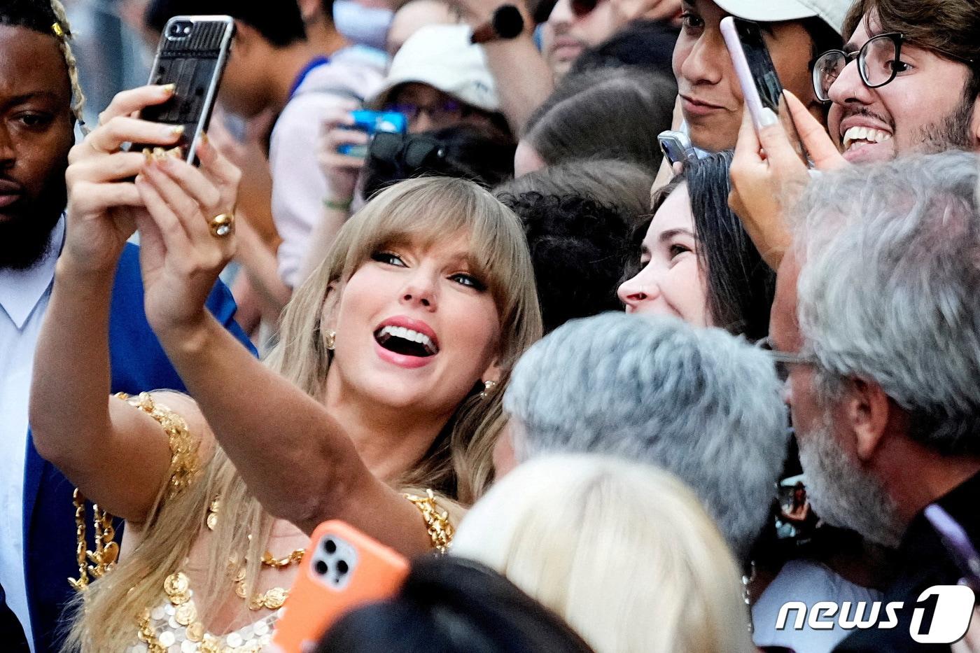 캐나다 온타리오주&#40;州&#41; 토론토에서 열린 국제영화제에서 테일러 스위프트가 팬들과 사진을 찍고 있다. 2022.09.09/ ⓒ 로이터=뉴스1 ⓒ News1 권진영 기자