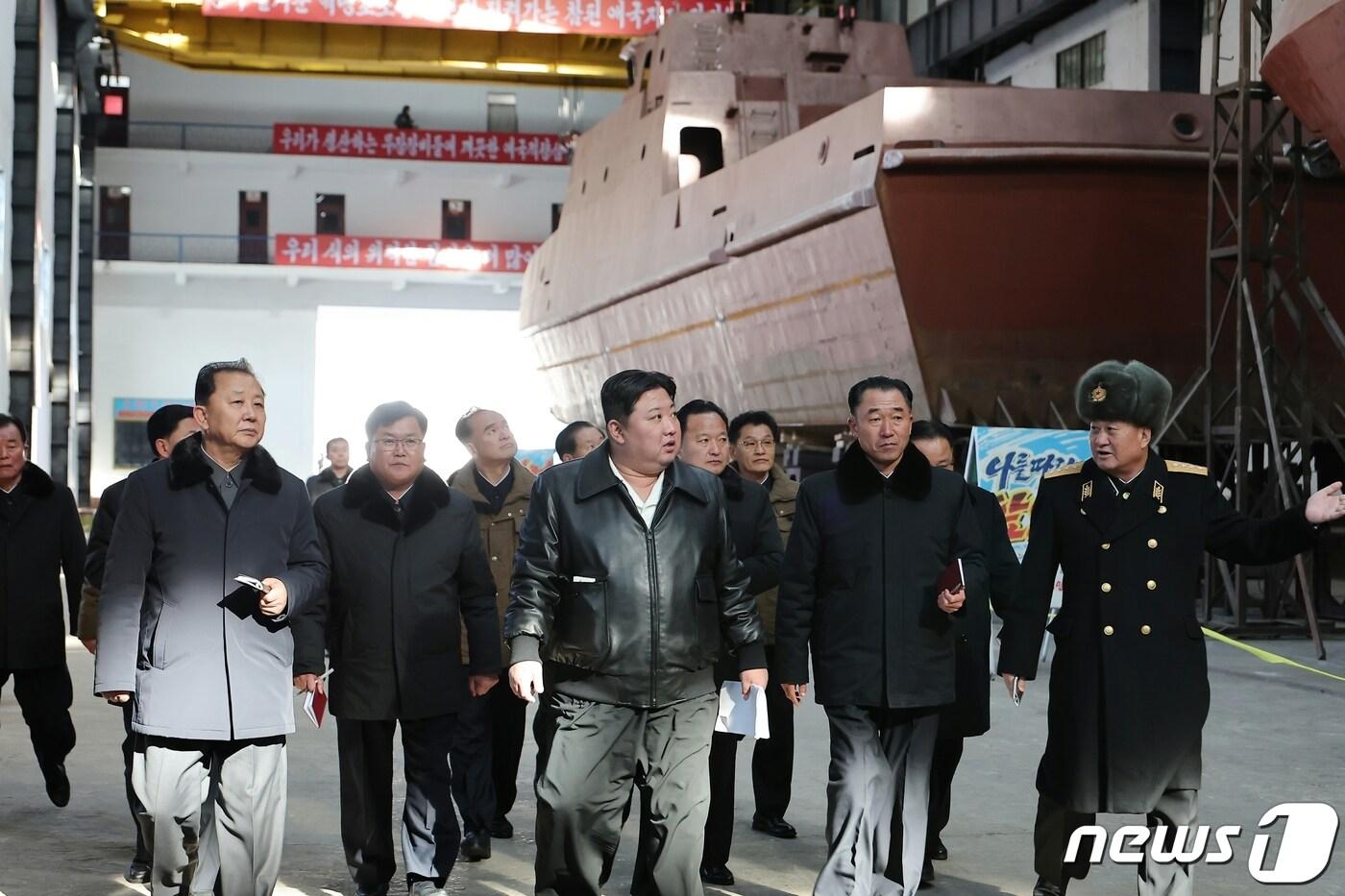 (평양 노동신문=뉴스1) = 북한 노동당 기관지 노동신문은 2일 김정은 총비서가 남포조선소를 현지지도했다고 보도했다. [국내에서만 사용가능. 재배포 금지. DB 금지. For Use Only in the Republic of Korea. Redistribution Prohibited] rodongphoto@news1.kr
