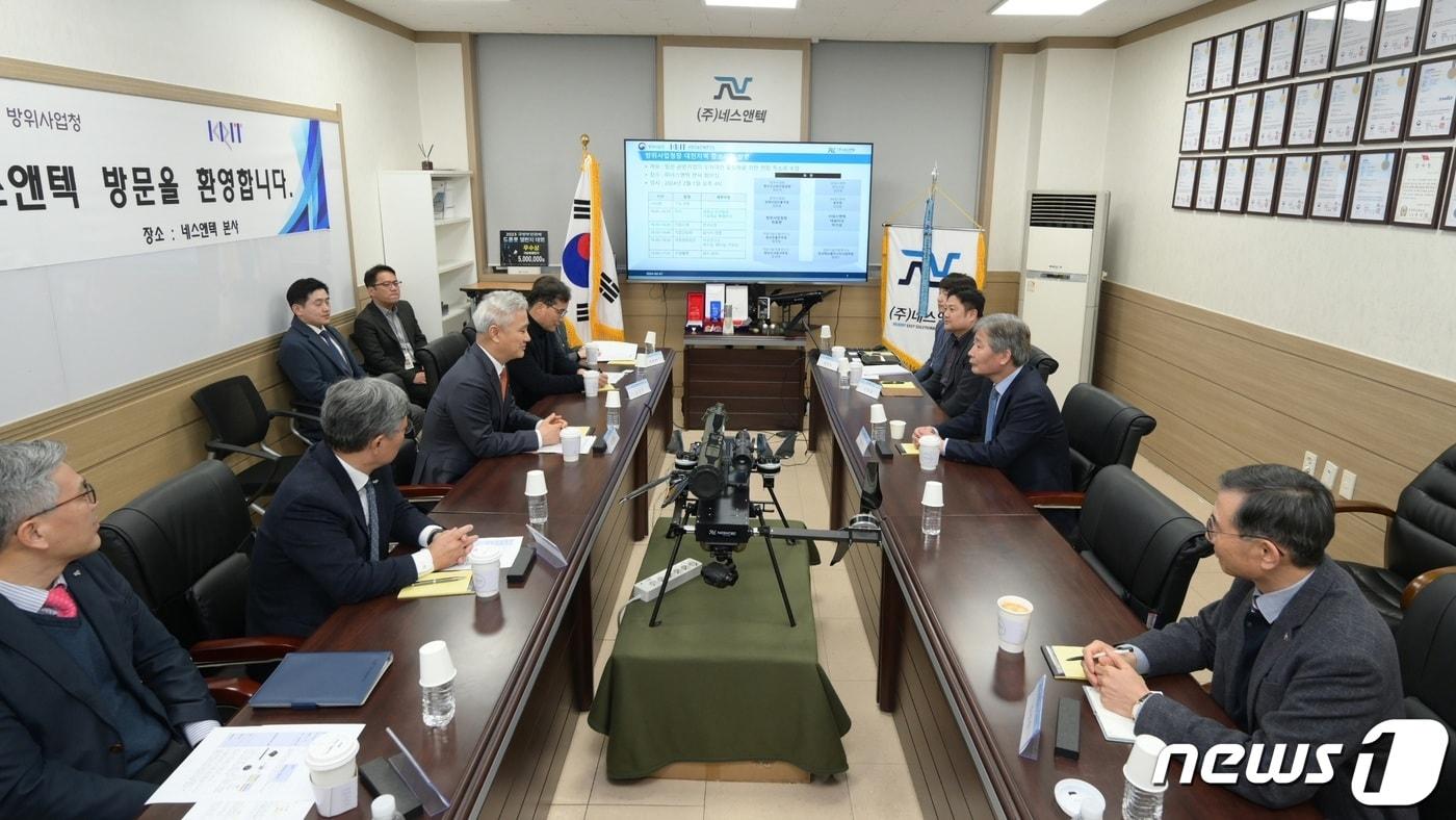 엄동환 당시 방위사업청장이 2월 대전 유성구 방산혁신기업 네스앤텍을 방문해 현장 의견을 청취하고 있다. (방위사업청 제공) 2024.2.2/뉴스1