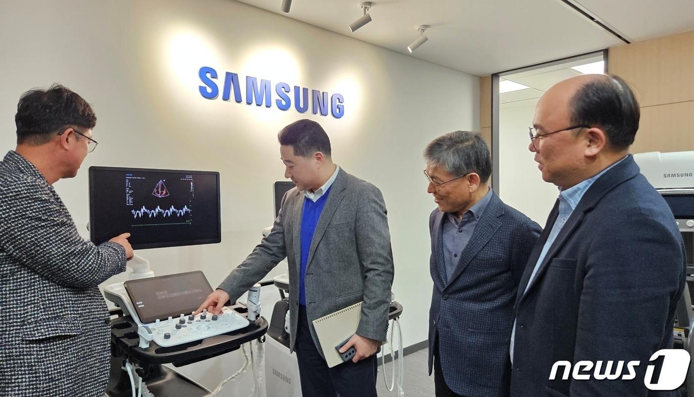 한국동물병원협회와 삼성메디슨 관계자들이 1일 서울 강동구 삼성메디슨 본사에서 초음파 진단기기를 살펴보고 있다. 왼쪽부터 이병렬 동물병원협회장, 유규태 삼성메디슨 부사장, 김용관 삼성메디슨 대표, 오이세 협회 사무국장 ⓒ 뉴스1 최서윤 기자