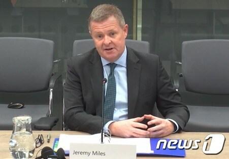 본문 이미지 - 지난 1월17일&#40;현지시간&#41; 오전 웨일스 의회 세네드에서 열린 아동, 청소년 및 교육 위원회에 제레미 마일스 웨일스 교육부 장관이 참석해 발언하고 있다. &#40;세네드 TV 갈무리&#41;