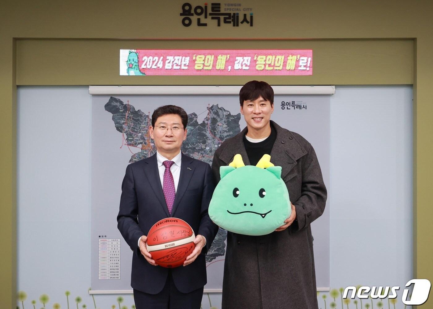 본문 이미지 - 1일 용인시청 시장실에서 이상일 시장과 농구스타 우지원씨가 기념사진을 찍고 있다.(용인시 제공)