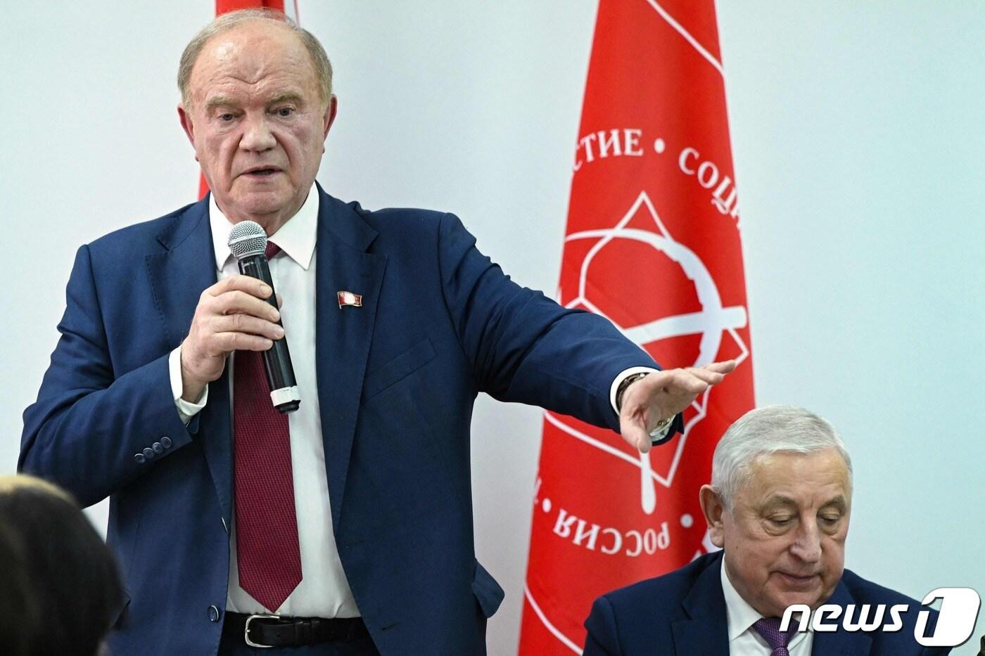 겐나디 주가노프 러시아 공산당 서기장이 1일 &#40;현지시간&#41; 모스크바에서 대선을 앞두고 선거 운동의 일환으로 우크라이나 전쟁에 참가한 장병들과 만나고 있다. 2024.2.2 ⓒ AFP=뉴스1 ⓒ News1 우동명 기자