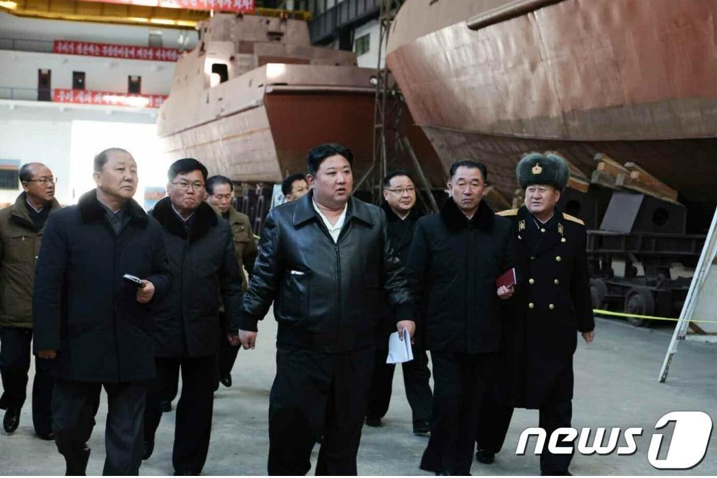 본문 이미지 - (평양 노동신문=뉴스1) = 김정은 북한 노동당 총비서가 남포조선소를 현지지도하는 모습. [국내에서만 사용가능. 재배포 금지. DB 금지. For Use Only in the Republic of Korea. Redistribution Prohibited] rodongphoto@news1.kr ⓒ News1 이창규 기자