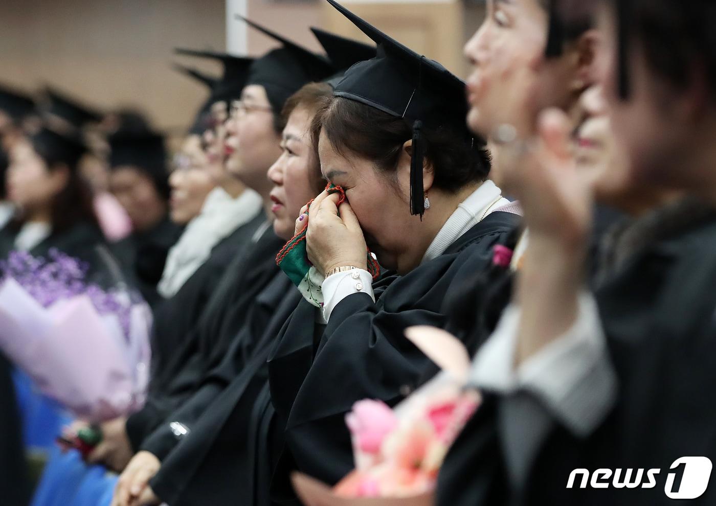 본문 이미지 - 만학도 졸업시 모습. 2024.2.2 ⓒ 뉴스1 윤일지 기자