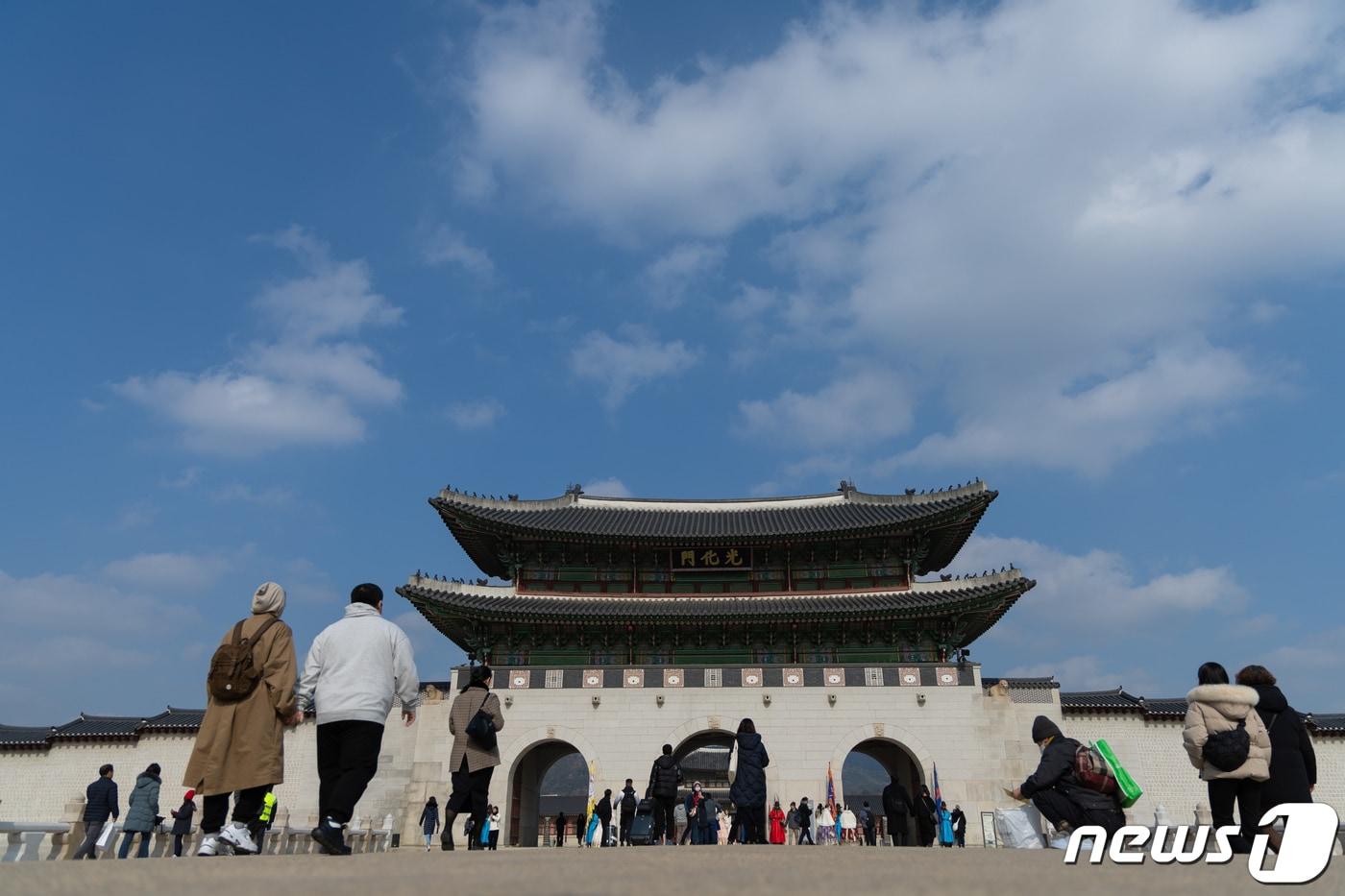 본문 이미지 - 서울 낮기온이 6도까지 오르며 포근한 겨울 날씨를 보인 2일 오후 서울 종로구 경복궁을 찾은 외국인 관광객들이 들어서고 있다. 2024.2.2/뉴스1 ⓒ News1 이재명 기자