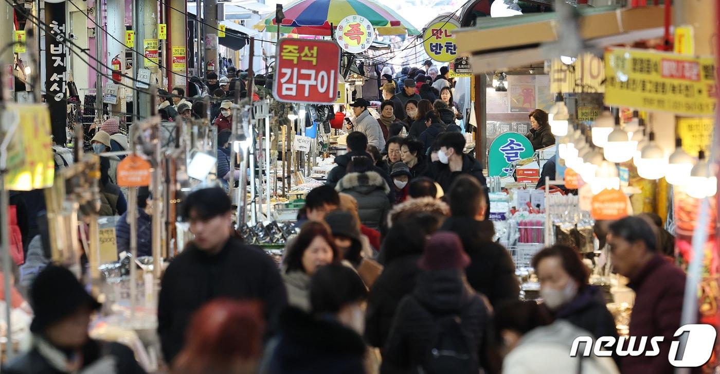 본문 이미지 - 설 명절을 앞둔 2일 오후 경기도 구리시 구리전통시장에서 시민들이 장을 보고 있다. 2024.2.2/뉴스1 ⓒ News1 박지혜 기자