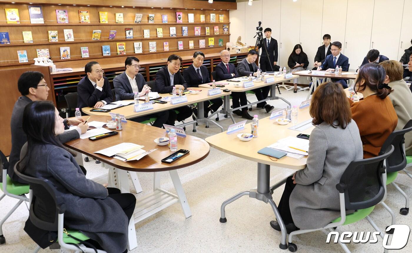 본문 이미지 - 이관섭 대통령실 비서실장이 2일 서울 송파구 서울해누리초등학교를 방문해 학부모 및 교원들과 간담회를 하고 있다. (대통령실 제공) 2024.2.2/뉴스1 ⓒ News1 오대일 기자