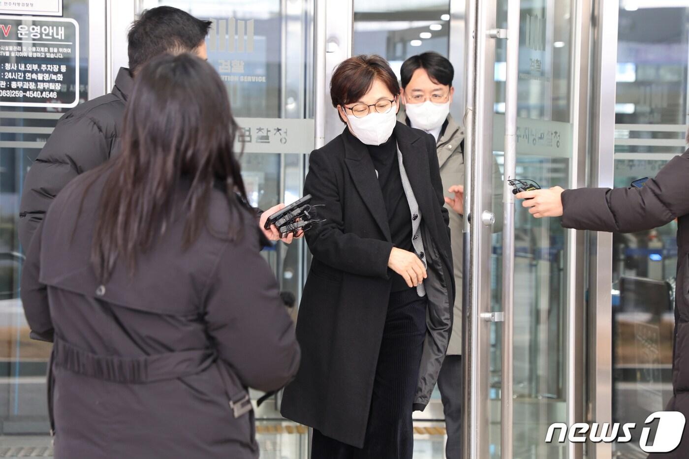 본문 이미지 - 조현옥 전 청와대 비서관실 인사수석비서관이 2일 전주지검에 참고인 신분으로 출석해 조사를 마친 뒤 청사를 나오고 있다.2024.2.2./뉴스1