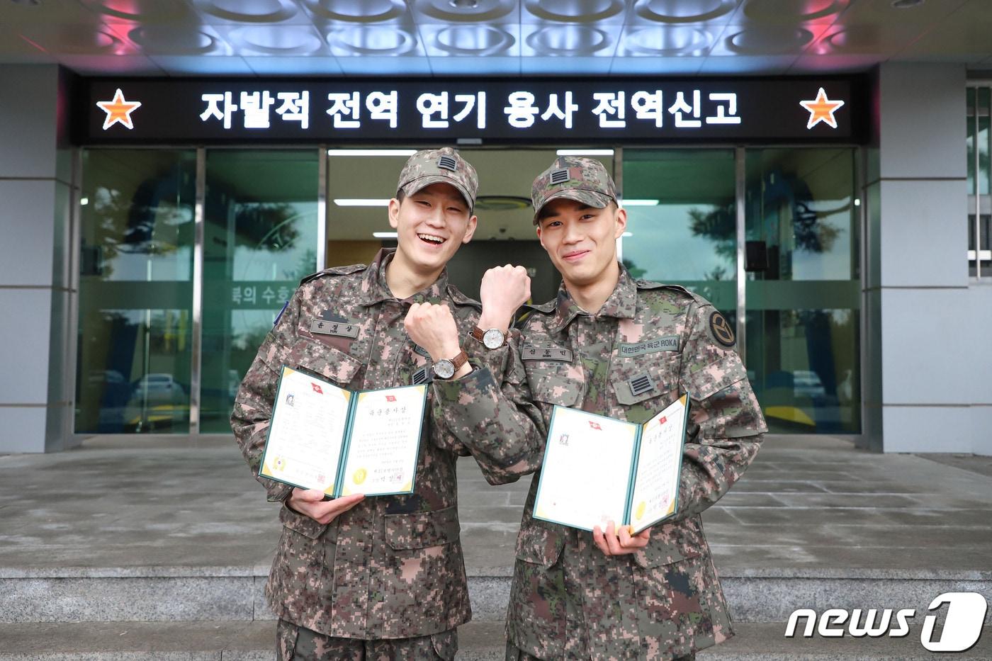 본문 이미지 - 혹한기 훈련을 받기 위해 전역을 하루 연기한 37보병사단 단양대대 윤정상 병장(왼쪽)과 신동민 병장.(37사단 제공).2024.02.02./뉴스1