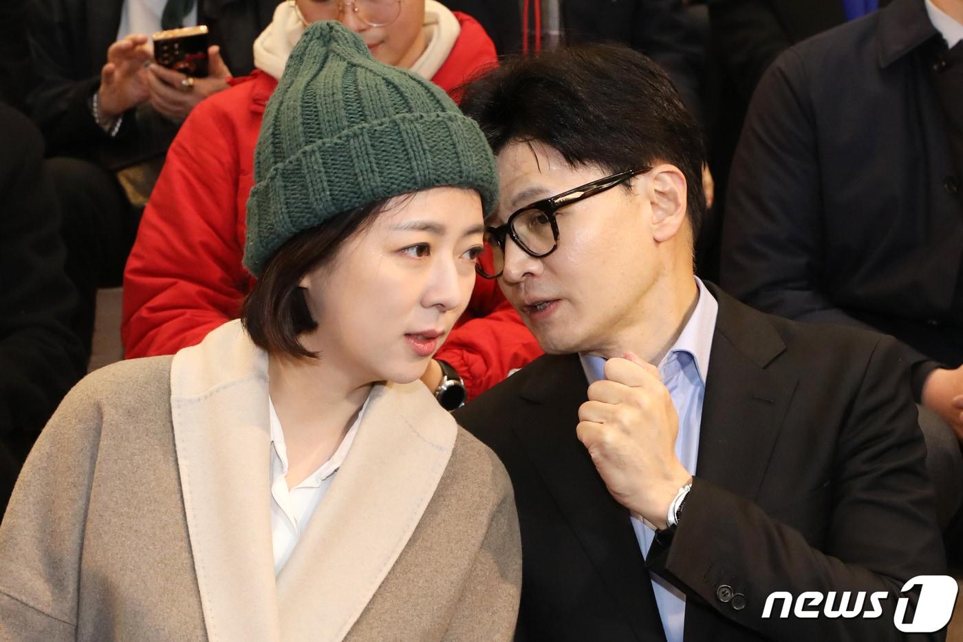 본문 이미지 - 한동훈 국민의힘 비대위워장과 피습 사건 이후 8일 만에 공개 활동에 나선 배현진 의원,이 2일 오후 서울 송파구 송파책물관에서 열린 2024 설날 맞이 희망콘서트에서 대화하고 있다. 배 의원은 지난달 25일 서울 강남구 신사동의 한 건물에서 중학생 A군으로부터 돌덩이로 피습을 당했었다. 2024.2.2/뉴스1 ⓒ News1 이광호 기자
