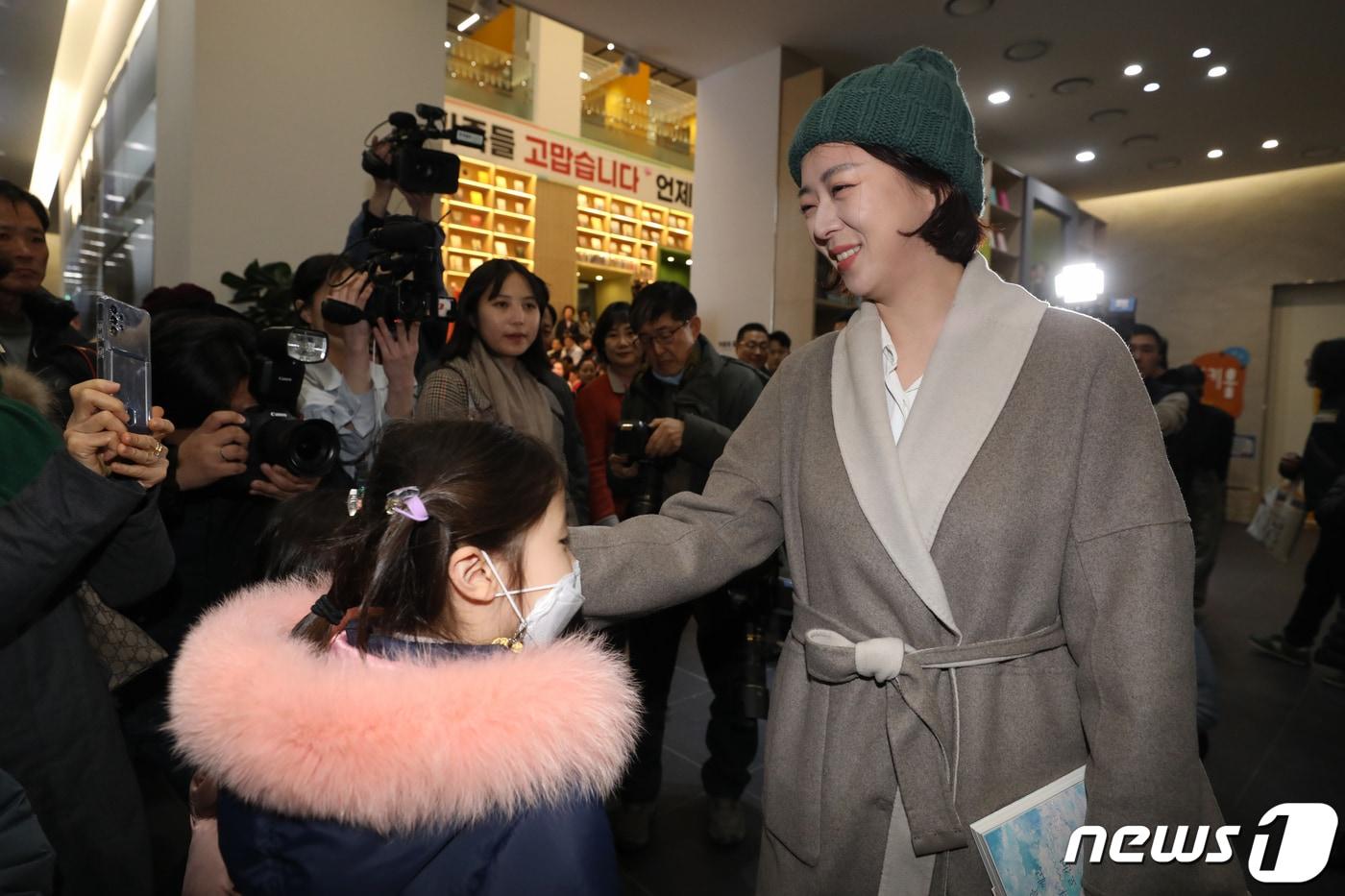 피습 사건 이후 8일 만에 공개 활동에 나선 배현진 국민의힘 의원이 2024년 2월 2일 오후 서울 송파구 송파책박물관에서 열린 2024 설날 맞이 희망 콘서트에 참석하며 어린이들과 인사를 나누고 있다. 배 의원은 지난달 25일 서울 강남구 신사동의 한 건물에서 중학생 A군으로부터 돌덩이로 피습을 당했었다. 2024.2.2/뉴스1 ⓒ News1 이광호 기자