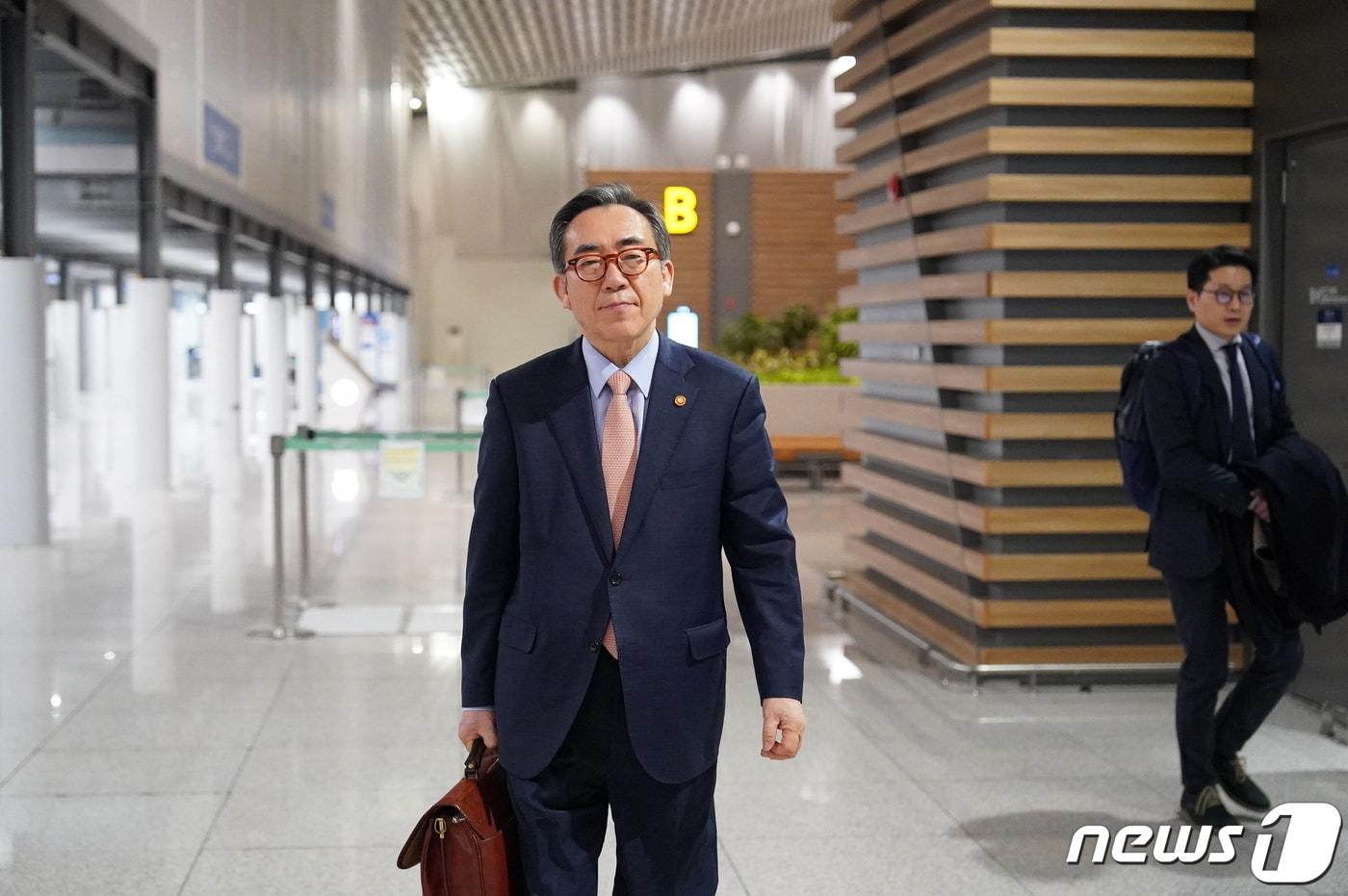 본문 이미지 - 조태열 외교부 장관이 브라질 리우데자네이루에서 개최되는 G20 외교장관회의 참석을 위해 20일 인천국제공항을 통해 출국하고 있다. (외교부 제공) 2024.2.20/뉴스1