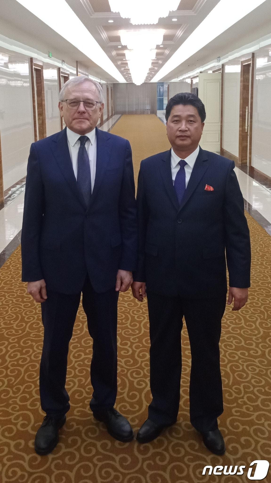 본문 이미지 - 북한의 국제회의 대표단과 조로수산공동위원회 대표단, 체육성 대표단이 지난 19일 각각 회의와 조인식 등에 참석하기 위해 러시아를 방문했다. 사진은 알렉산드르 마체고라 주북 러시아 대사가 국제회의 대표단 단장인 주용일 정보산업상의 모습. (출처=주북 러시아 대사관 페이스북) 2024.2.20./뉴스1