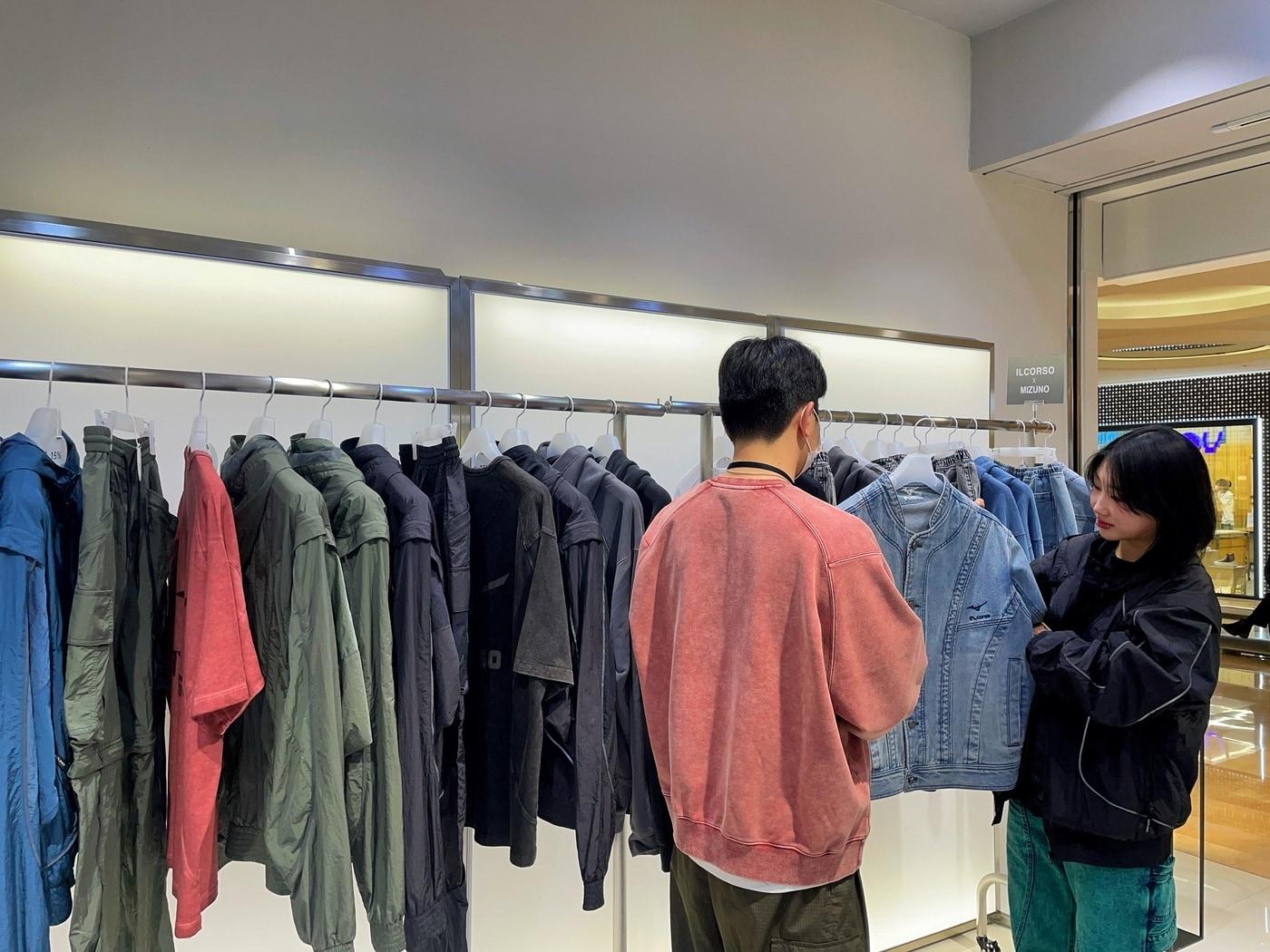 본문 이미지 - 일꼬르소(ILCORSO)는 서울 잠실에 위치한 롯데월드몰에서 3월 14일까지 24년 SS시즌 신상품을 선보이는 팝업스토어를 진행한다.(일꼬르소제공)