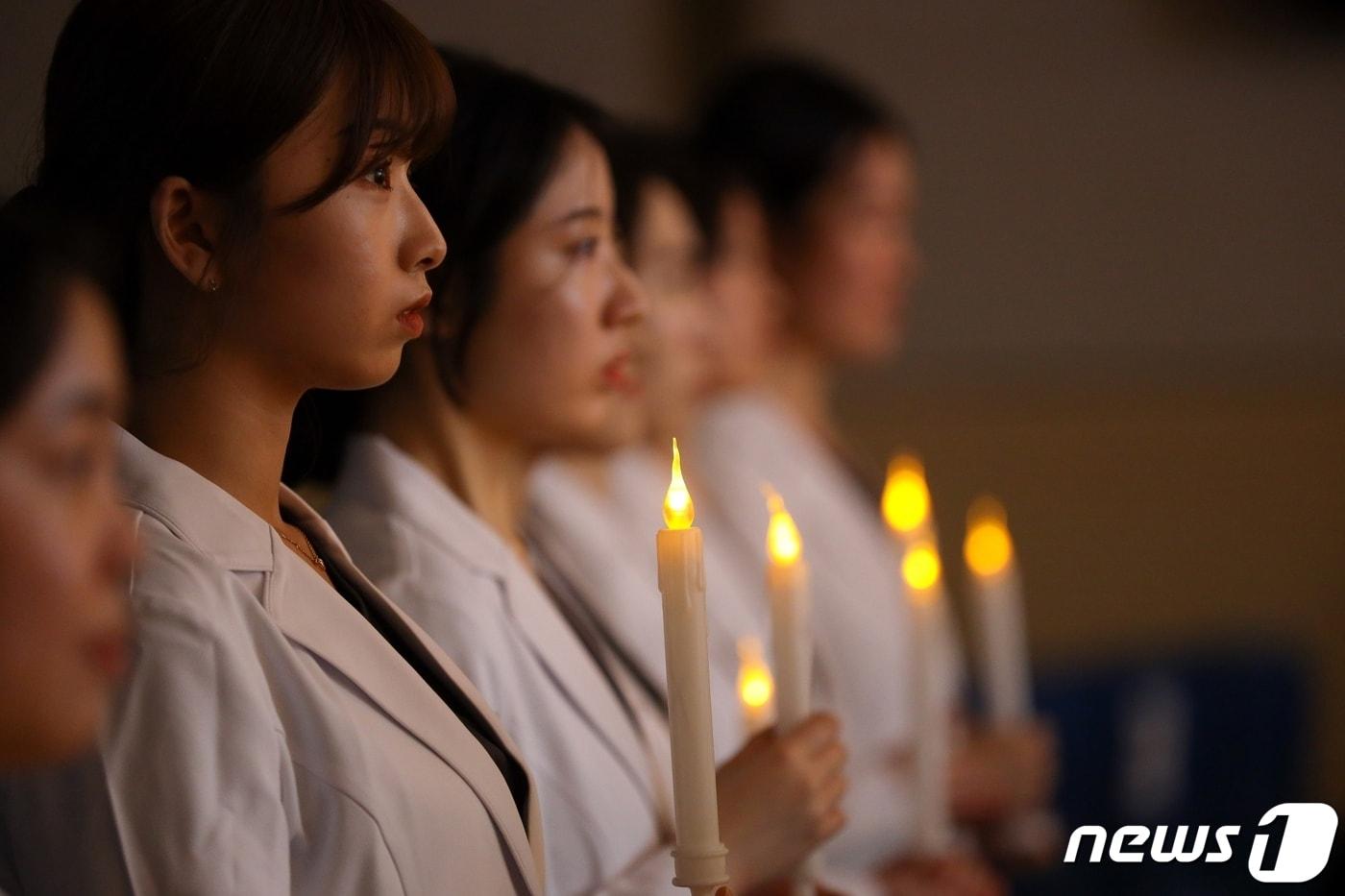 본문 이미지 - 청주대학교 간호학과 졸업생 89명 전원이 64회 간호사 국가시험에 합격했다. 사진은 2023년 3월 간호학과 학생들이 나이팅게일 선서식을 하는 모습.(청주대 제공)/뉴스1