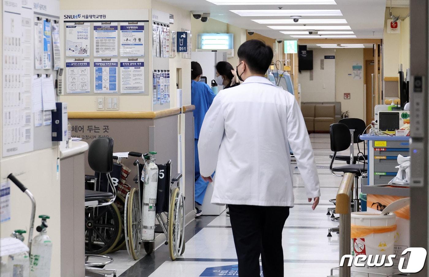 본문 이미지 - 20일 오전 서울 종로구 서울대병원에서 한 의료진이 병실로 향하고 있다.  2024.2.20/뉴스1 ⓒ News1 김진환 기자
