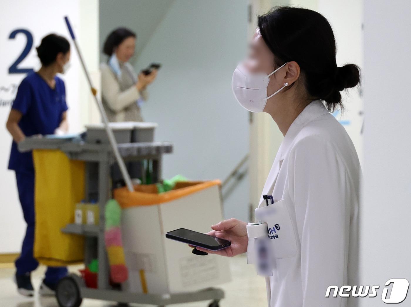 본문 이미지 - 정부의 의대정원 확대에 반발해 빅5 병원(서울대병원, 세브란스병원, 서울아산병원, 삼성서울병원, 서울성모병원) 전공의들이 집단 사직서를 제출하며 근무를 중단하기로 한 20일 오전 서울 종로구 서울대병원에서 한 의료진이 생각에 잠겨 있다.2024.2.20/뉴스1 ⓒ News1 김진환 기자