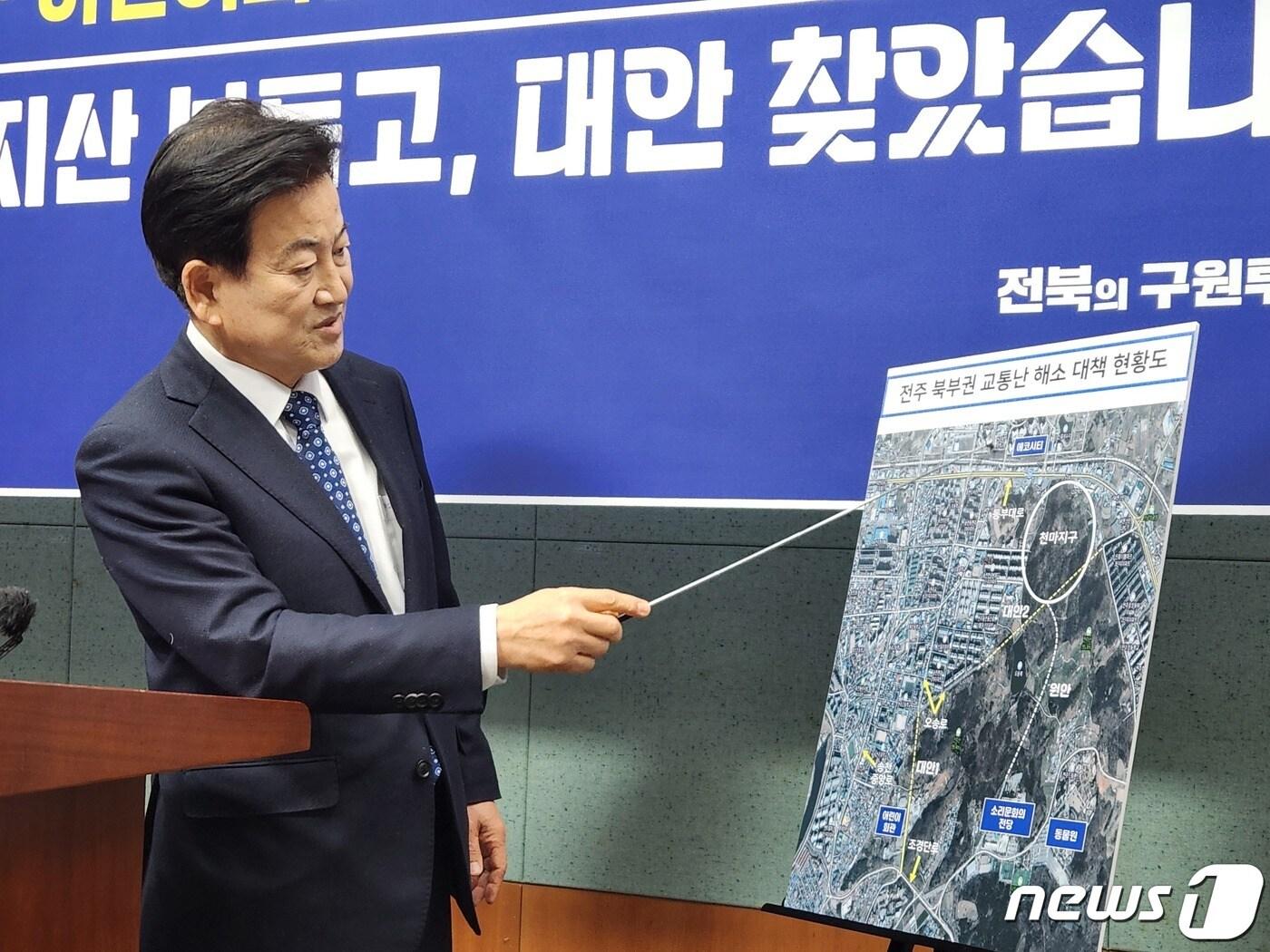 본문 이미지 - 20일 정동영 전주병 민주당 예비후보가 전북자치도의회 브리핑룸에서 기자회견을 갖고 있다.2024.2.20/뉴스1