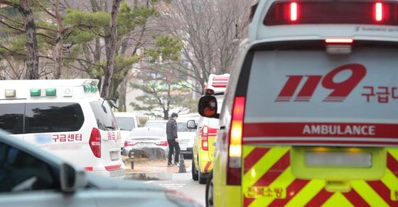 본문 이미지 - 전북 전주시 전북대학교 병원 권역응급의료센터 입구에서 구급차들이 줄지어 대기하고 있다. 2024.2.20/뉴스1 ⓒ News1 유경석 기자