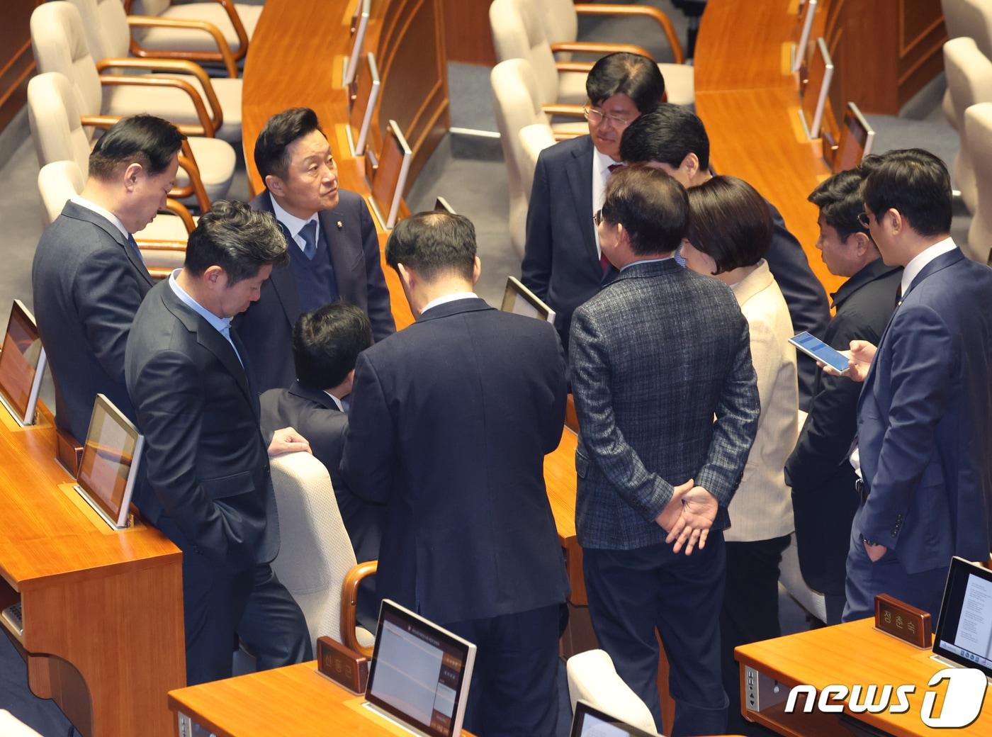 본문 이미지 - 더불어민주당 의원들이 20일 서울 여의도 국회 본회의장에서 열린 제413회 국회(임시회) 제2차 본회의에서 대화를 나누고 있다. 2024.2.20/뉴스1 ⓒ News1 송원영 기자