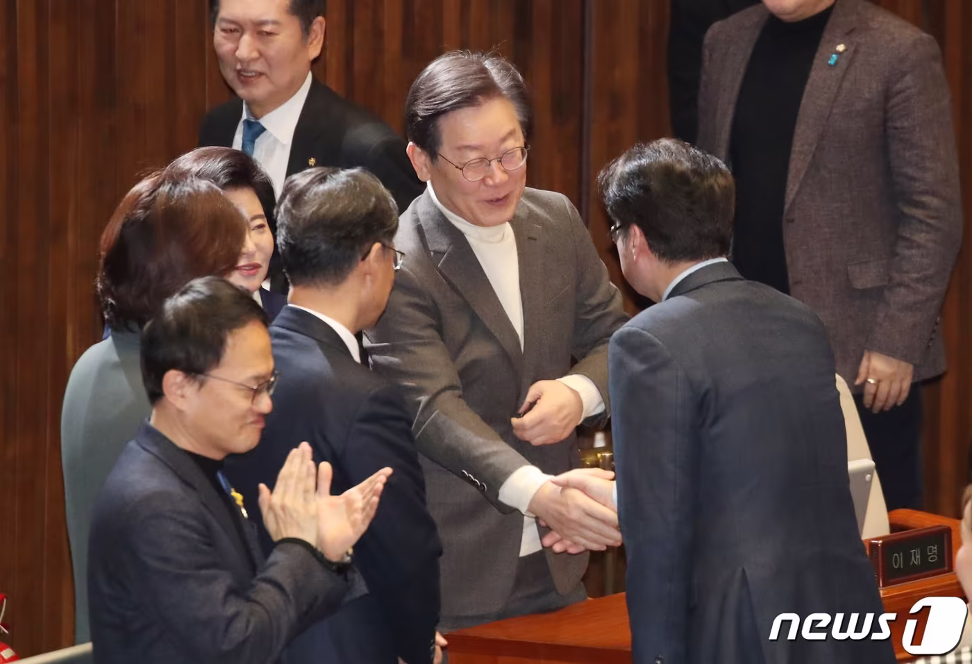 본문 이미지 - 이재명 더불어민주당 대표가 20일 오전 서울 여의도 국회에서 열린 제413회 국회(임시회) 제2차 본회의에서 교섭단체대표연설을 마친 홍익표 원내대표와 악수를 나누고 있다. 2024.2.20/뉴스1 ⓒ News1 임세영 기자