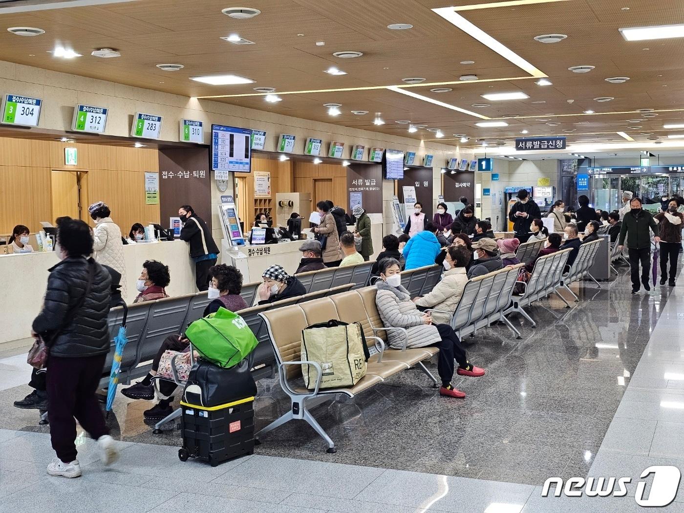 본문 이미지 - 전공의들이 집단행동에 돌입한 20일 오전 창원시 마산회원구 삼성창원병원 로비는 진료를 받기 위해 외래 진료를 접수하려는 환자들로 북적이고 있다. 2024.2.20 ⓒ 뉴스1 박민석 기자