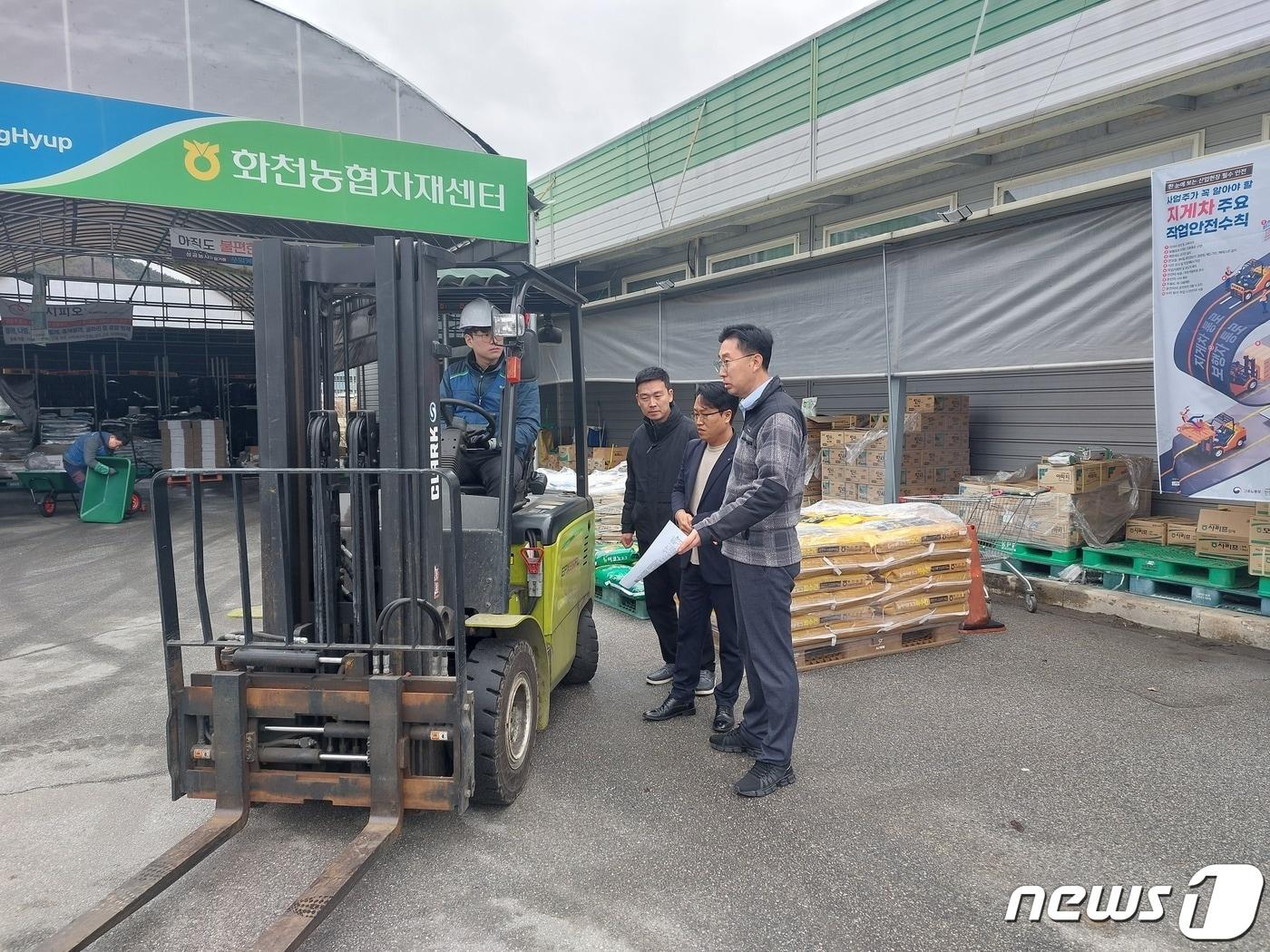 본문 이미지 - 농협중앙회 강원검사국이 20일 화천지역 농협 경제사업장에서 중대재해 예방을 위한 현장 점검을 실시했다.(농협 강원본부 제공) 2024.2.20/뉴스1