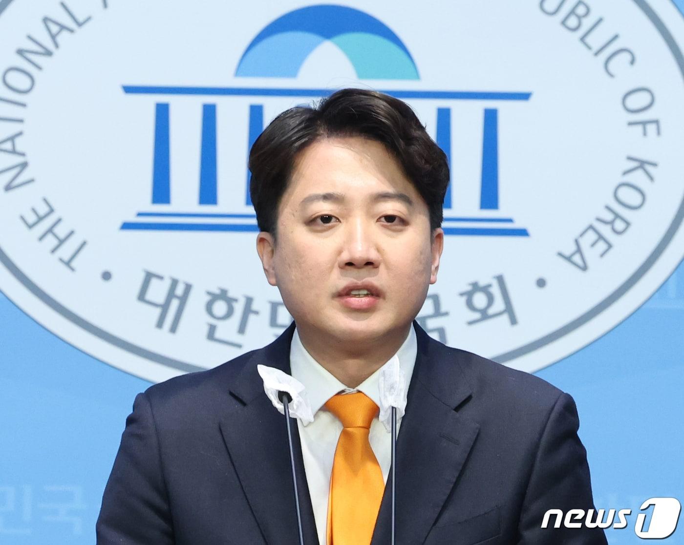 본문 이미지 - 이준석 개혁신당 공동대표가 20일 서울 여의도 국회 소통관에서 열린 이낙연 공동대표의 합당 철회 선언 관련 기자회견에서 입장을 밝히고 있다. 2024.2.20/뉴스1 ⓒ News1 송원영 기자