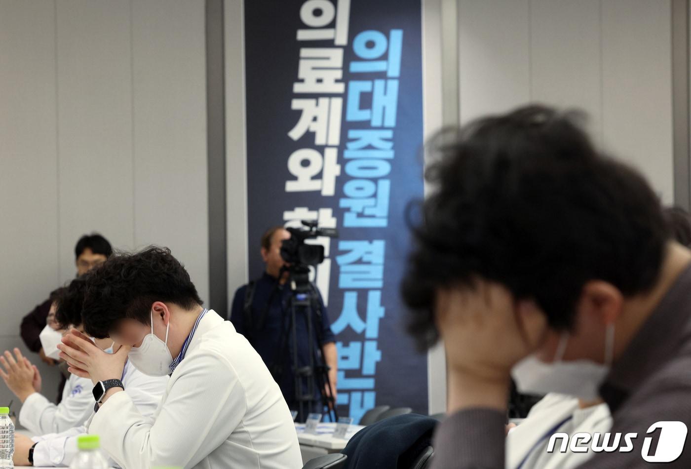 본문 이미지 - 대한전공의협의회 박단 회장과 각 병원 전공의 대표 및 대의원들이 20일 낮 서울 용산구 대한의사협회 대강당에서 2024년도 긴급 임시대의원총회를 하고 있다. 2024.2.20/뉴스1 ⓒ News1 박정호 기자
