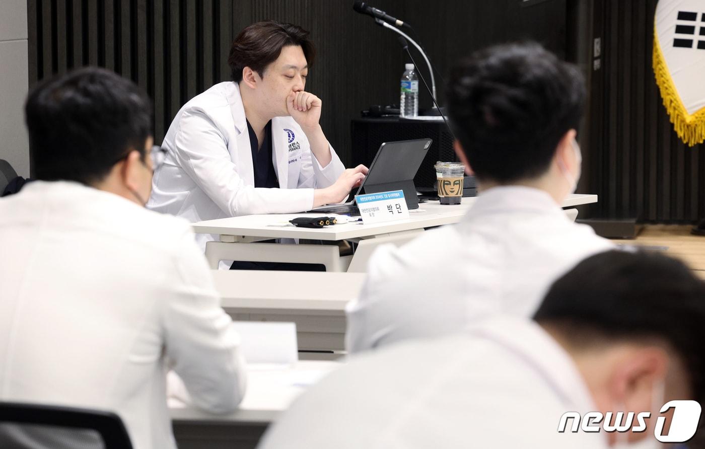 본문 이미지 - 대한전공의협의회 박단 회장과 각 병원 전공의 대표 및 대의원들이 20일 낮 서울 용산구 대한의사협회 대강당에서 2024년도 긴급 임시대의원총회를 하고 있다. 2024.2.20/뉴스1 ⓒ News1 박정호 기자
