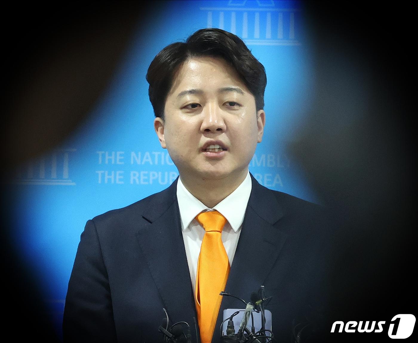 본문 이미지 - 이준석 개혁신당 공동대표가 20일 서울 여의도 국회 소통관에서 열린 이낙연 공동대표의 합당 철회 선언 관련 기자회견을 마치고 취재진의 질문을 받고 있다. 2024.2.20/뉴스1 ⓒ News1 송원영 기자