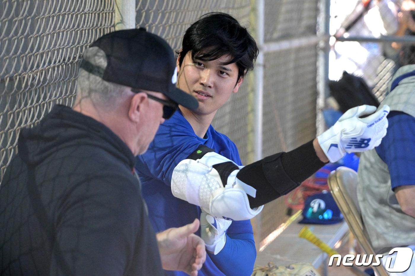19일(현지시간) 미국 캘리포니아주 글렌데일에서 LA다저스의 타자 오타니 쇼헤이가 스프링캠프 훈련 중 전 구단 매니저 필 네빌과 이야기를 나누고 있다. 2024.02.19 ⓒ 로이터=뉴스1 ⓒ News1 정지윤 기자