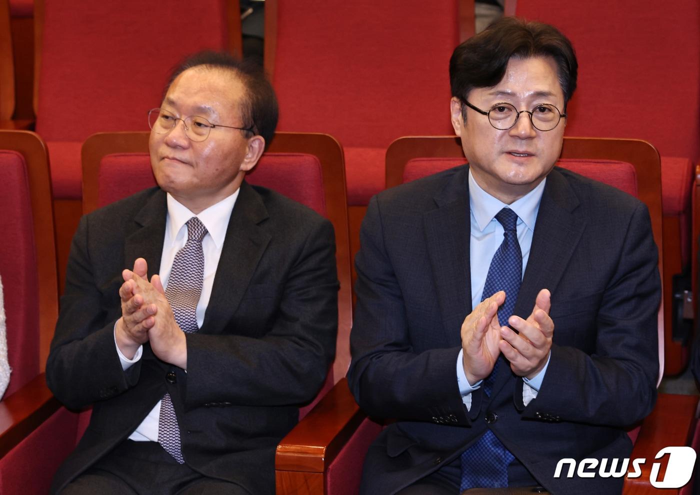본문 이미지 - 윤재옥 국민의힘 원내대표(왼쪽)와 홍익표 더불어민주당 원내대표가 20일 오후 서울 여의도 국회도서관에서 열린 국회도서관 개관 72주년 기념행사에 참석해 손뼉을 치고 있다. 2024.2.20/뉴스1 ⓒ News1 구윤성 기자