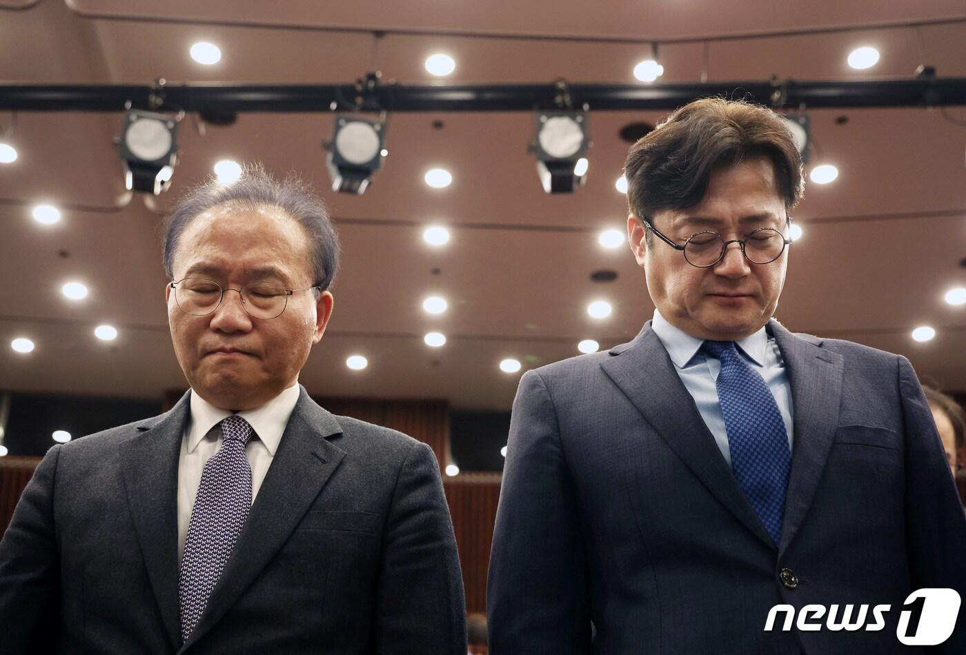 본문 이미지 - 윤재옥 국민의힘 원내대표(왼쪽)와 홍익표 더불어민주당 원내대표가 20일 오후 서울 여의도 국회도서관에서 열린 국회도서관 개관 72주년 기념행사에 참석해 순국선열에 대한 묵념을 하고 있다. 2024.2.20/뉴스1 ⓒ News1 구윤성 기자