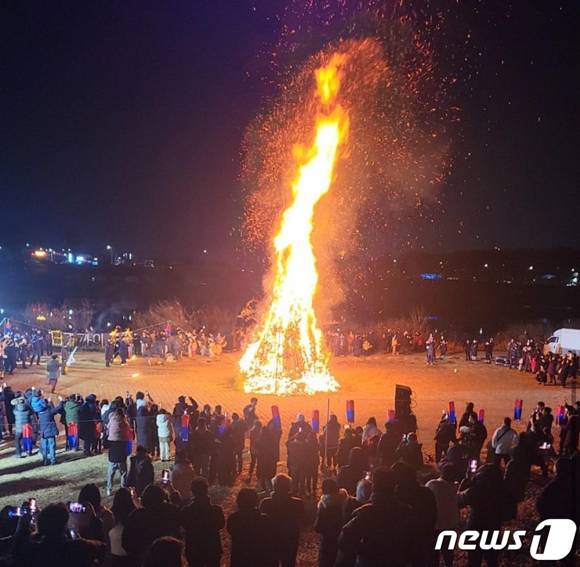 본문 이미지 -  20일 사물몰이 몰개는 오는 24일 충북 충주시 단월강변에서 정월대보름 행사를 연다고 밝혔다. 사진은 지난해 정월대보름 행사 달집태우기.(사물놀이 몰개 제공)2024.2.20/뉴스1